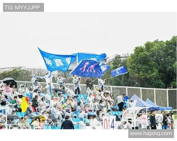 模仿足球巨星上街引发围观年轻人用创意方式表达对偶像热爱