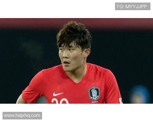 足球球星双手撑腰展现霸气气场 赛场上的自信与力量尽显无遗